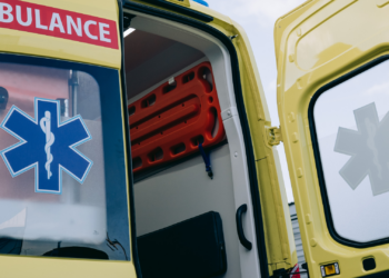 Tragisch incident tijdens extreme hitte: twee kinderen dood aangetroffen in auto