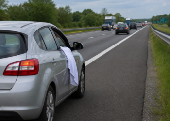 Veel automobilisten weten niet wat een witte doek uit een autoraam betekent