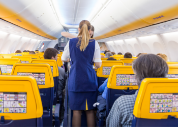 Paniek in Ryanair-vliegtuig nadat man deels uit raam wordt gezogen: dit is er gebeurd