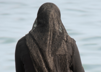 VVD wil wettelijk verbod op hoofddoek, keppeltje en kruisje voor boa’s: dit verandert er mogelijk