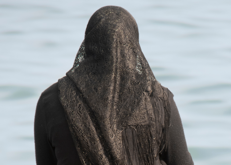 VVD wil wettelijk verbod op hoofddoek, keppeltje en kruisje voor boa’s: dit verandert er mogelijk