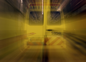 Kind aangereden door achteruitrijdende bestelbus: bestuurder aangehouden na ernstig ongeval