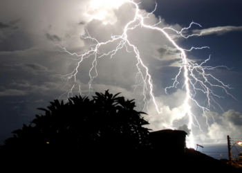 Moet je bij onweer de stekkers uit het stopcontact halen? Dit adviseren experts