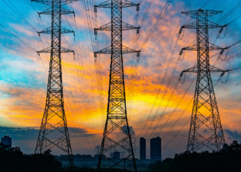 Nieuwe tegenvaller voor huishoudens: nettarieven zorgen voor fors hogere energierekening
