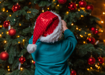 Kerstboom opzetten in 2026: vanaf deze datum is het volgens de traditie gebruikelijk
