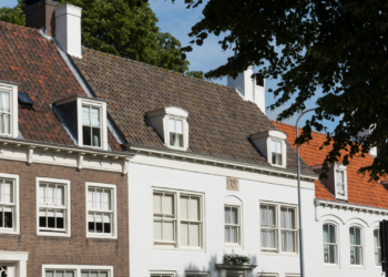 Voorrang statushouders op woningmarkt: dit zegt minister Boekholt over jongeren die thuis wonen